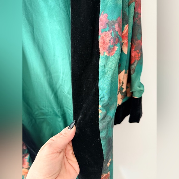 Kim + Ono Floral Kimono - Picture 4 of 5